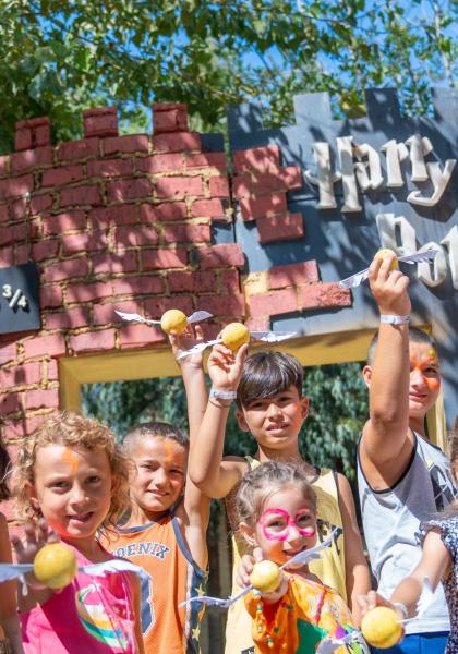 Enfants célébrant devant le quai 9¾ de Harry Potter.